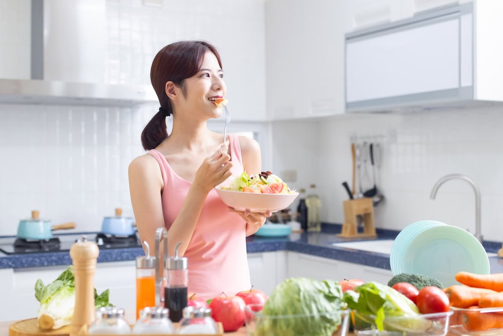 ผู้หญิงกินสลัดผักใบเขียว เพื่อบำรุงเซลล์ไข่ก่อนเก็บไข่เพื่อทำ ICSI